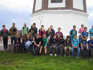Jugendliche vor dem Langeooger Wasserturm